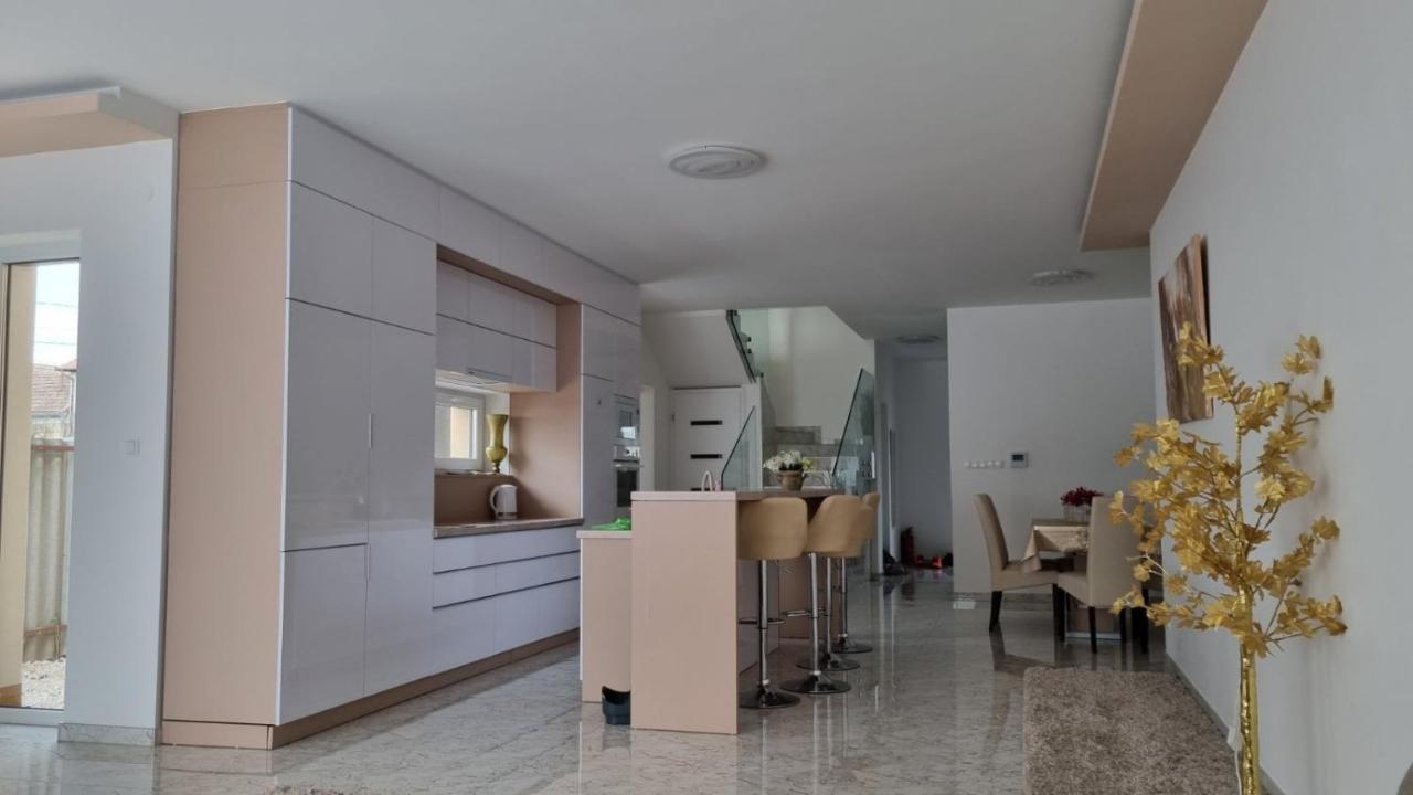 Sarkcsillag Teljes Csaladihaz- Star Complete Family House Lejlighed Szeged Eksteriør billede