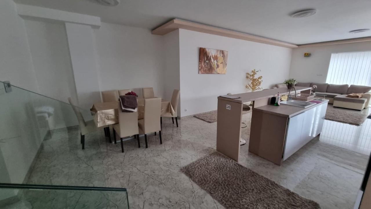 Sarkcsillag Teljes Csaladihaz- Star Complete Family House Lejlighed Szeged Eksteriør billede