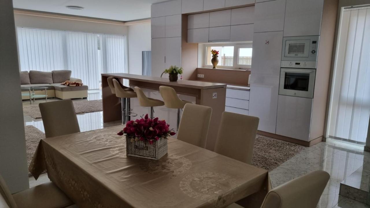 Sarkcsillag Teljes Csaladihaz- Star Complete Family House Lejlighed Szeged Eksteriør billede